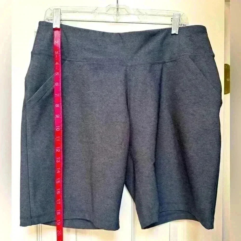 Pull-on shorts w/pockets - Picture 2 of 3